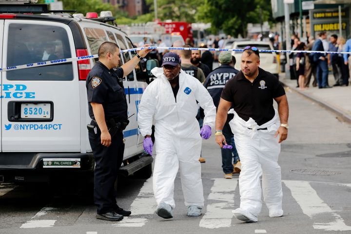 Des officiers de police dans le périmètre de la fusillade du Lebanon Hospital, vendredi 30 juin 2017 à New York (Etats-Unis). (EDUARDO MUNOZ ALVAREZ / AFP)