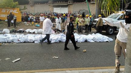 Les corps de migrants décédés dans un accident de camion à Tuxtla Gutierrez, dans l'État du Chiapas, au Mexique, le 9 décembre 2021.&nbsp; (SERGIO HERNANDEZ / AFP)