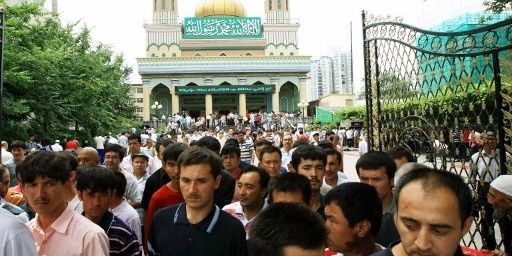 Fin de la prière à la mosquée Yanhan d'Urumqi, le 17 juillet 2009. (AFP PHOTO / CHINA XTRA)