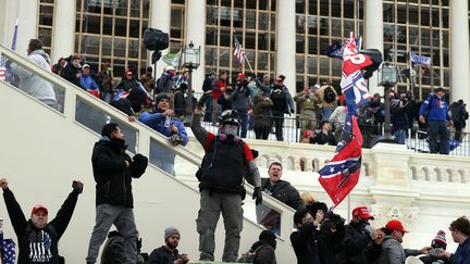 Des supporters de Donald Trump pénètrent dans l'enceinte du Capitole, mercredi 6 janvier 2021, à Washington (Etats-Unis).&nbsp; (TASOS KATOPODIS / GETTY IMAGES NORTH AMERICA / AFP)