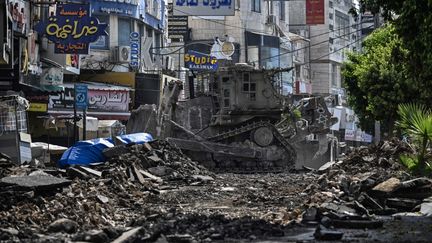 Un bulldozer israélien progresse dans une rue endommagée de Jénine, en Cisjordanie, le 1er septembre 2024. (RONALDO SCHEMIDT / AFP)