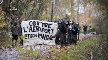 Des opposants au projet d'a&eacute;roport &agrave; Notre-Dame-des-Landes affrontent les forces de l'ordre, d&eacute;ploy&eacute;es pour les d&eacute;loger du site qu'ils occupent, vendredi 23 novembre 2013.&nbsp; (FRANK PERRY / AFP)