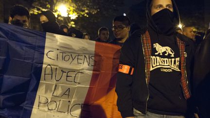 Citoyens et policiers étaient au moins réunis à travers les banderoles brandies lors des différentes manifestations nocturnes en France. (le 21 octobre 2016) (CITIZENSIDE/GEOFFREY FROMENT / CITIZENSIDE)