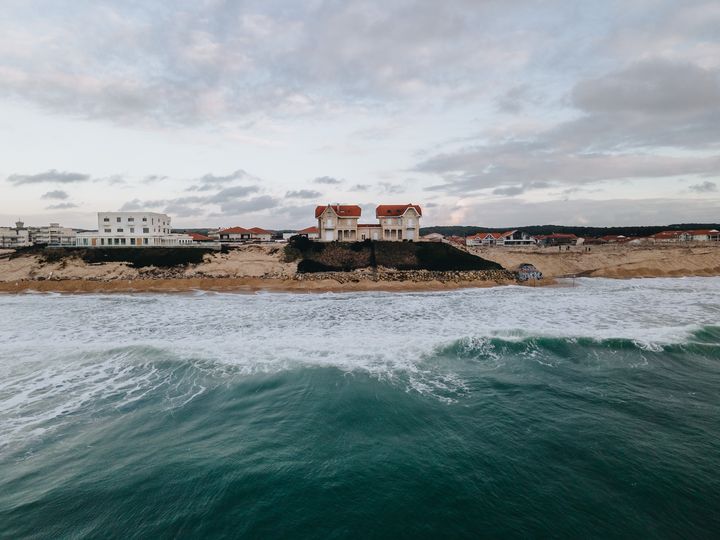 Les maisons jumelles et le grand hôtel de la plage&nbsp;de Biscarrosse (Landes), le 15 janvier 2021. (PIERRE MOREL / FRANCEINFO)