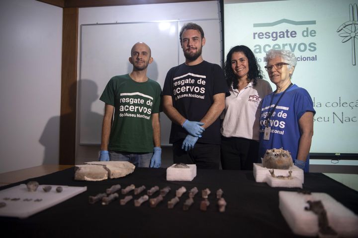 Des membres du personnel du Musée national du Brésil présentent à la presse des pièces égyptiennes sauvées des décombres après l'incendie de septembre 2018, à Rio de Janeiro (7 mai 2019) (MAURO PIMENTEL / AFP)