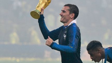 Troisième joueur le plus capé de l'équipe de France, Antoine Griezmann a annoncé, lundi 30 septembre, sa retraite internationale à la surprise générale. (France 2)