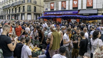 Des&nbsp;Parisiens réunis pour la Fête de la musique, le 21 juin 2021. (CLAIRE SERIE / HANS LUCAS / AFP)