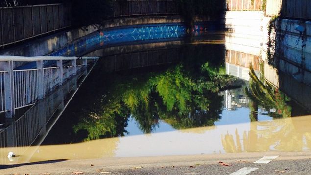 &nbsp; (Le mini-tunnel complètement envahi par les eaux à Golfe-Juan  © Droits réservés)