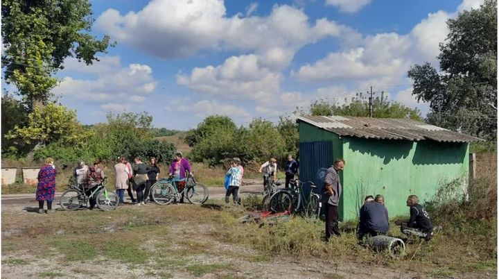 Des habitants discutent dans le village de Stansya (Ukraine) libéré de l'occupation russe, en septembre 2022. (ERIC AUDRA / FRANCEINFO)