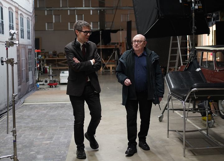 Le réalisateur Lionel Baier et l'acteur Michel Blanc sur le tournage de "La Cache". (BANDE A PART FILMS)