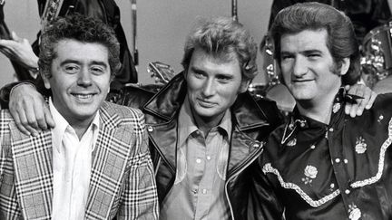 Henri Leproux, Johnny Hallyday et&nbsp;Eddy Mitchell au Golf Drouot, à Paris, en 1975. (JEAN-LOUIS RANCUREL)