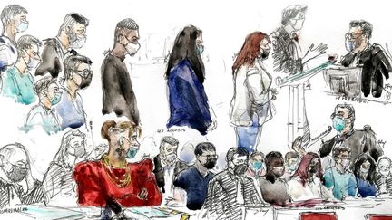 Sur ce croquis d'audience réalisé le 3 juin 2021 à Paris, se trouve Mila (en rouge) et quelques-uns des 13 prévenus (dessins colorés) lors de l'audience d'ouverture du procès dit de "l'affaire Mila ". (BENOIT PEYRUCQ / AFP)