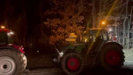 Pointant des contraintes trop restrictives concernant les pesticides, les agriculteurs, accompagnés de tracteurs, sont venus manifester à Paris, mercredi 8 février. Le journaliste Arnaud de la Taille fait le point sur la situation, en direct de la capitale. (FRANCE 2)