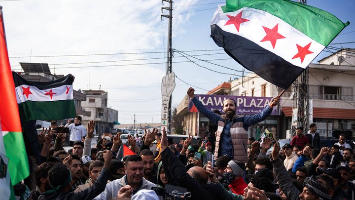 Des dizaines de personnes célèbrent la chute du régime syrien en agitant les drapeaux des rebelles syriens, à Bar Elias (Liban), le 8 décembre 2024. (SOPA IMAGES / SIPA)