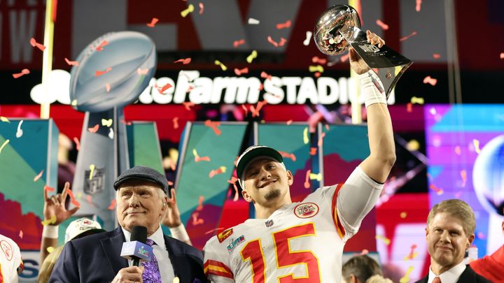 Le quarterback des Kansas City Chiefs Patrick Mahomes a reçu le trophée de meilleur joueur de la rencontre, lors de la 57e édition du Super Bowl, le 13 février 2023. (CHRISTIAN PETERSEN / AFP)