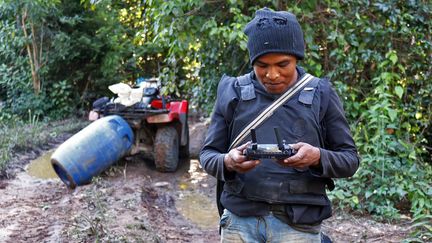 Paulo Paulino Guajajara " Gardien de la forêt" dans le territoire d'Arariboia (Brésil) en avril 2019. (HO / SURVIVAL INTERNATIONAL)