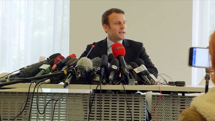 Emmanuel Macron parle à la presse après sa rencontre avec l'intersyndicale de l'usine Whirlpool d'Amiens, le 26 avril 2017 à Amiens (Somme). (CAPTURE ECRAN FRANCE 2)