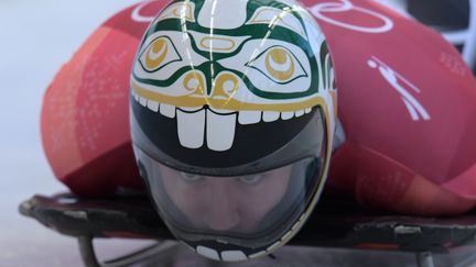 Le Canadien Kevin Boyer porte un casque coloré à Pyeongchang (Corée du Sud). (MOHD RASFAN / AFP)