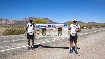 Eddy et Stéphane au bord de la route 66 traversent les Etats-Unis en courant. (FACEBOOK)