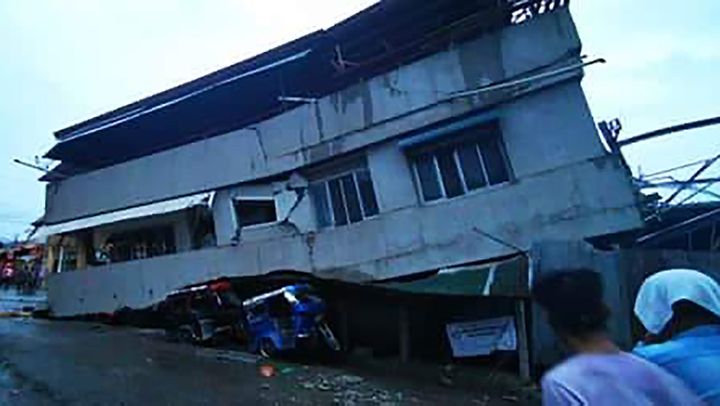 Une maison détruite dans le séisme qui a secoué l'île de&nbsp;Mindanao, dans le sud des Philippines, dimanche 15 décembre 2019. (FERDINANDH CABRERA / AFP)