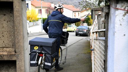 Les six syndicats alertent sur la situation sanitaire et sociale au sein du groupe La Poste durant la crise du coronavirus. (MAXPPP)