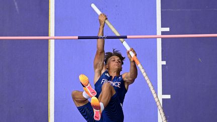 Thibaut Collet lors des qualifications du concours du saut à la perche à l'occasion des Jeux olympiques de Paris 2024, au Stade de France à Saint-Denis, 3 août 2024. (ANTONIN THUILLIER / AFP)