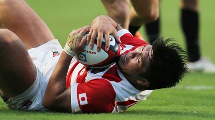 Le rugbyman japonais Shota Horie inscrit un essai lors d'un match amical contre l'Uruguay, le 22 ao&ucirc;t 2015 &agrave; Fukuoka (Japon). (JIJI PRESS / JIJI PRESS)