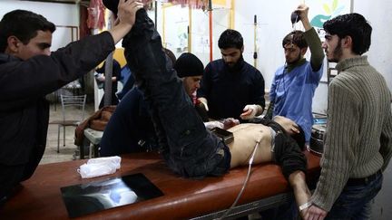 Un blessé syrien dans un centre de santé après un raid aérien sur la localité de Douma, bastion rebelle à l'est de Damas, le 16 janvier 2016. (AFP/ Abd Doumany )