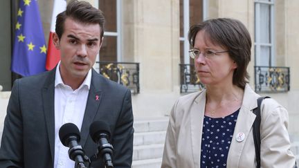 Aurélien Beaucamp, président de l'association Aides avec Florence Thune, secrétaire générale de Sidaction, le 24 juillet 2017 devant le ministère de la Santé. (JACQUES DEMARTHON / AFP)