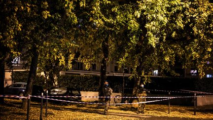 Des soldats français sécurisent le périmètre dans lequel un prêtre orthodoxe a été blessé par plusieurs balles, le 31 octobre à Lyon. (JEFF PACHOUD / AFP)