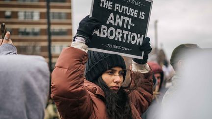 Une femme porte une pancarte lors d'une manifestation contre l'avortement, le 15 janvier 2022, à Dallas (Texas, Etats-Unis). (BRANDON BELL / GETTY IMAGES NORTH AMERICA)