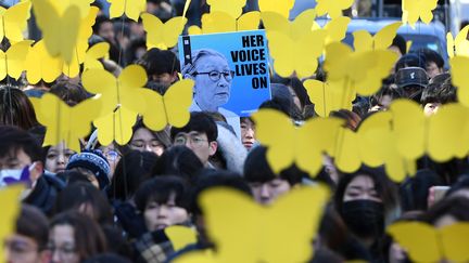 Ces papillons jaunes en papier représentaient le symbole des victimes de l'esclavage sexuel lors d'une cérémonie funéraire de l'ancienne "femme de réconfort"sud-coréenne Kim Bok-dong ( février 2019)  (JUNG YEON-JE / AFP)