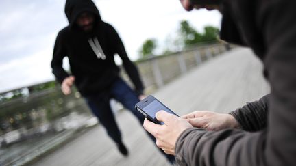 Photo d'illustration d'un vol de portable dans la rue, à Paris, en 2012. (MORIN, GIRETTE, ISORE / MAXPPP)