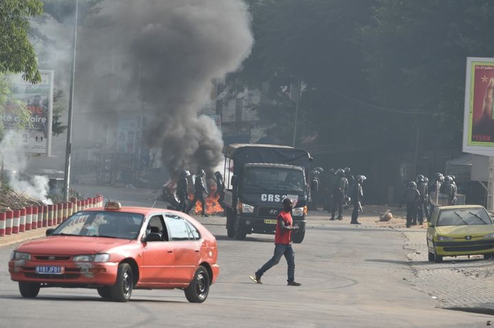 Dans Abidjan, des manifestants ont enflammé des barricades lors de la manifestation du 13 août 2020, comme sur la photo prise dans le quartier d'Anono. (ISSOUF SANOGO / AFP)