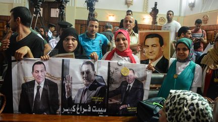 Des partisans d'Hosni Moubarak, le 7 mai 2015 &agrave; la Cour de cassation. (MOHAMED ELRAAI / ANADOLU AGENCY / AFP)