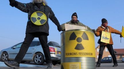 Des activistes antinucléaires lors de la visite de Nicolas Sarkozy à la centrale de Fessenheim (Haut-Rhin) le 9 février (AFP PHOTO/FREDERICK FLORIN)