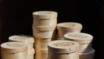 Des boites de vacherin Mont d'Or. (SIMON DAVAL / MAXPPP)