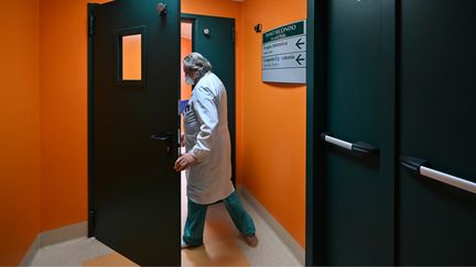 Un médecin de l'hôpital Casal Palocco, jeudi 18 mars 2020 près de Rome (Italie). (ANDREAS SOLARO / AFP)