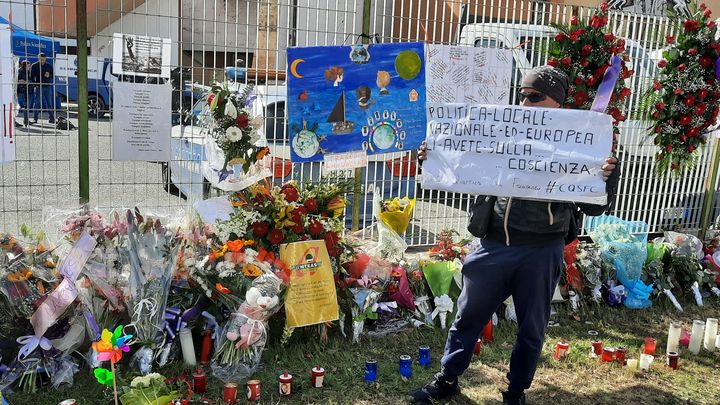 Les hommages se multiplient au palais omnisports de Crotone, où sont entreposés les cercueils des corps retrouvés après le naufrage d'un bateau de migrants au large de la Calabre le dimanche 26 février. (HAJERA MOHAMMAD / RADIOFRANCE)