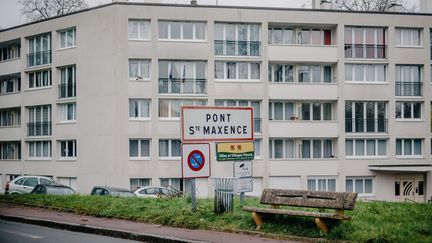 Un panneau indique l'entrée de Pont-Sainte-Maxence (Oise), le 1er février 2022. (PIERRE MOREL / FRANCEINFO)