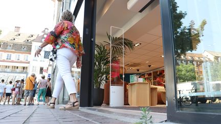 Un magasin porte grand ouverte malgré la climatisation, à Strasbourg (Bas-Rhin) le 22 juillet 2022 (JEAN-MARC LOOS / MAXPPP)