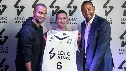 Tony Parker (à gauche) et Laurent de La Clergerie (au centre) ont présenté le nouveau maillot de l'ASVEL. (PHOTO JOEL PHILIPPON / MAXPPP)