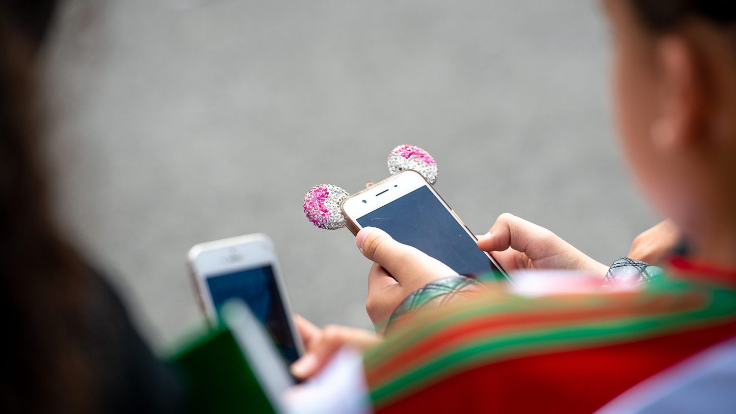 Rentrée des classes : l'interdiction des téléphones portables sera expérimentée dans près de 200 collèges à partir de septembre