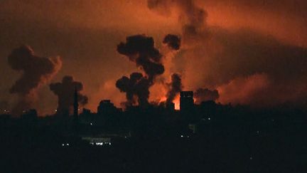 Une frappe israélienne sur la ville de Gaza le 27 octobre 2023. (YOUSEF HASSOUNA / AFP)