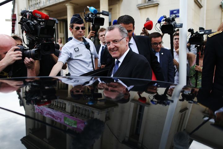 Richard Ferrand assailli par les journalistes, le 29 mai 2017, lors d'un déplacement à Deauville (Calvados). (CHARLY TRIBALLEAU / AFP)