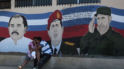 avec le président du Nicaragua, Daniel Ortega, le président du Venezuela, Hugo Chavez, et Fidel Castro.
 
 (REUTERS/Oswaldo Rivas )