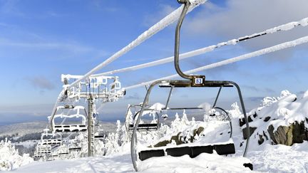 Des remontées mécaniques à l'arrêt sur le domaine skiable alpin de la Mauselaine, à Gérardmer (Vosges), le 9 janvier 2021. (MAXPPP)