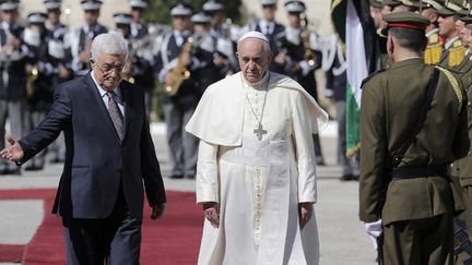 &nbsp; (Le pape accueilli par le président  palestinien Mahmoud Abbas © REUTERS |AMMAR AWAD)