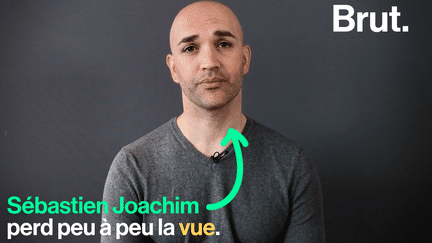 Sébastien Joachim a 39 ans. Il est atteint d'une maladie oculaire dégénérative appelée choroïdémie et perd peu à peu la vue. Le terme de sa maladie sera entre 40 et 50 ans. Il sera alors complètement aveugle. "Quand on a des choses acquises comme la vue, on ne se rend pas compte à quel point c’est précieux", confie Sébastien Joachim. "Quand on commence à la perdre, c’est là qu’on se dit que voir, par exemple, c’est magique", poursuit-il.