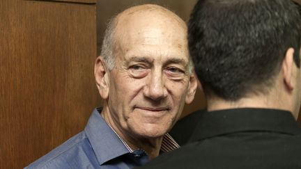 L'ancien Premier ministre isra&eacute;lien Ehud Olmert, avant une audition au tribunal, le 31 mars au palais de justice de Tel Aviv (Isra&euml;l). (DAN BALILTY / POOL / AFP)